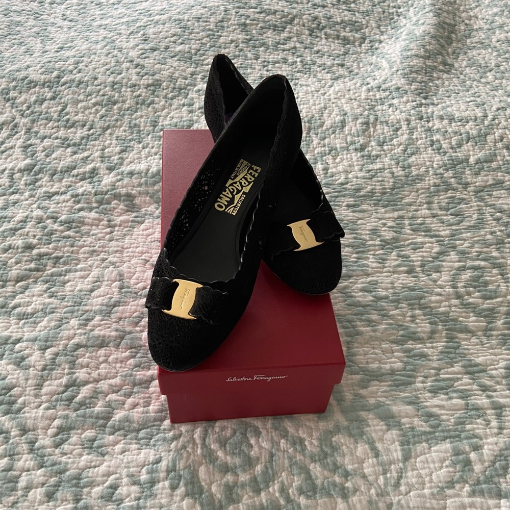 Ferragamo Varastuds size 8 black! EUC!